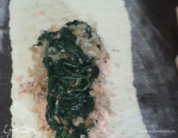 Тесто раскатываем тонким слоем прямоугольником  вдвое больше размера рыбы. Тесто кладем на противень предварительно выстеленный фольгой. Фольгу немного смазать растительным маслом. Далее сверху теста на одну часть выкладываем рыбу, затем шпинатную смесь.