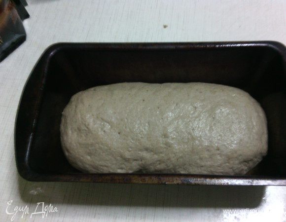 На смазанном маслом столе сформировать булочку, положить в смазанную форму, прикрыть и поставить в тёплое место на 40-50 минут.