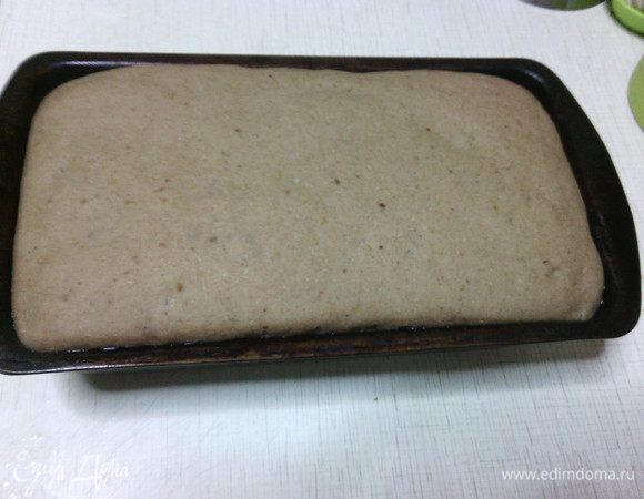 Духовку разогреть до 230С.
Перед выпечкой можно сделать надрезы.
Выпекать хлеб первые 10 минут с паром (я обычно распыляю из пульверизатора 5-6 раз и сразу ставлю хлеб), затем снизить температуру до 180С и довести хлеб до готовности. 
Общее время выпекания 35-45 минут (в зависимости от вашей духовки).