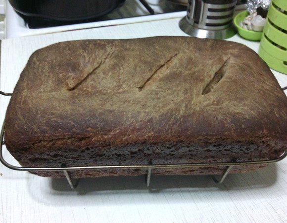 Готовый хлеб остудить на решетке.