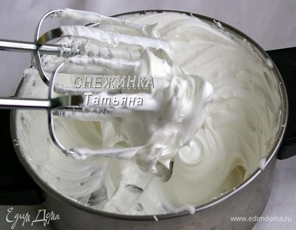 Затем ставим миску на водяную баню, при этом важно, чтобы миска касалась кипящей воды. Продолжаем взбивать на высокой скорости. Взбиваем до тех пор, пока масса не станет блестящей, упругой, белки станут плотно наматываться на лопасти миксера. Снимаем с водяной бани и взбиваем ещё пару минут.