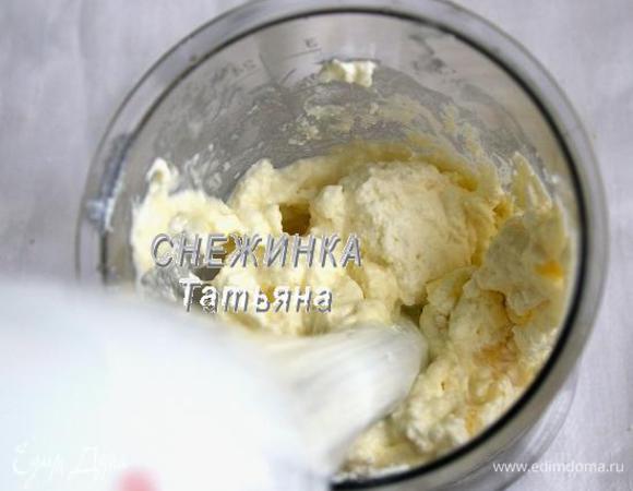 В отдельной ёмкости соединяем творог, бананы, сливки. Взбиваем погружным блендером до однородности.

