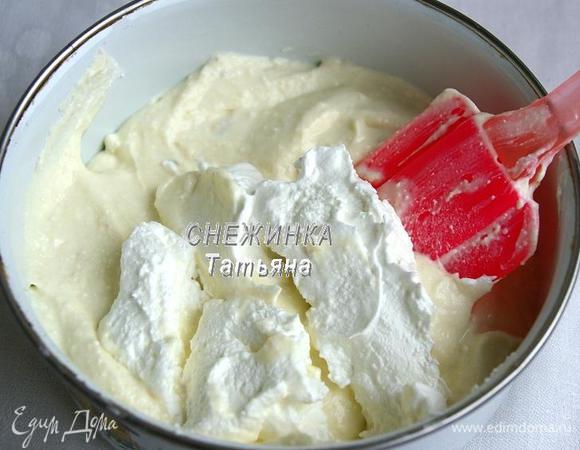 Перекладываем массу в контейнер, в котором будем замораживать мороженое. Вводим меренгу, тщательно смешивая с основой. 