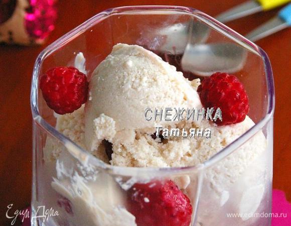 Перед подачей лучше дать мороженому «согреться» при комнатной температуре минут 10-15. Приятного аппетита!