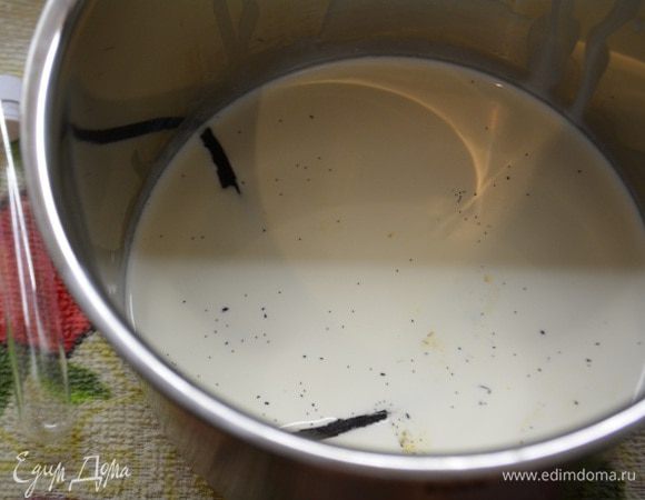 Готовим крем-брюле: в сотейник влить сливки и молоко, добавить ваниль, расщепленную пополам. Нагреть, но не кипятить! Снять с огня, закрыть крышкой и дать настояться 1 час.