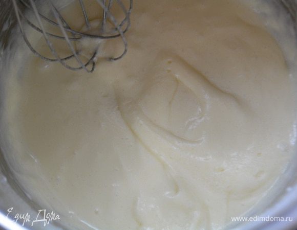 Готовим сигаретное тесто: мягкое масло взбить до кремообразного состояния. Добавить сахарную пудру, затем белки.