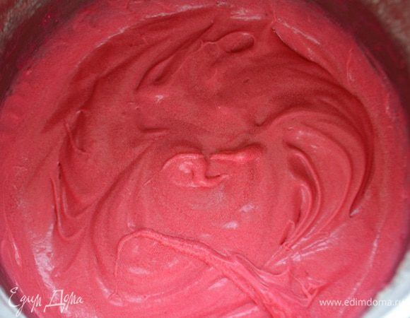 Добавить просеянную муку с красителем, перемешать до однородности. Краситель можно заменить на 20 г какао или клубничного порошка.