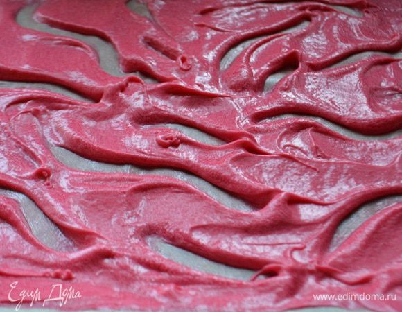 Противень застелить пекарской бумагой и выложить розовое тесто. Разровнять в тонкий ровный слой. Пальцем сделать хаотичный рисунок насквозь. Убрать тесто на 1 час в холодильник.