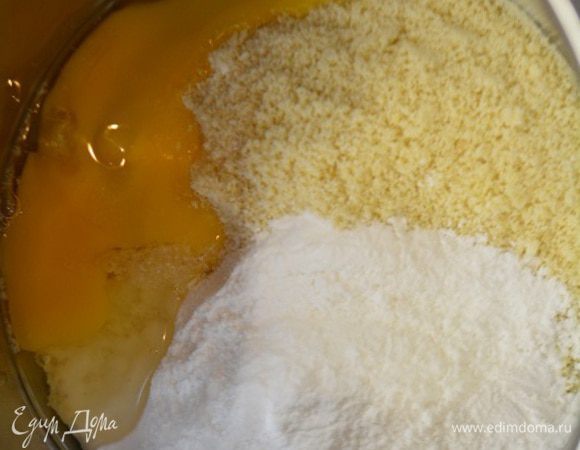 Бисквит "Джоконда".
Разогрейте духовку до 230г.
В миске смешать миндальную муку, сахарную пудру и половину яиц. Взбить 8 минут.