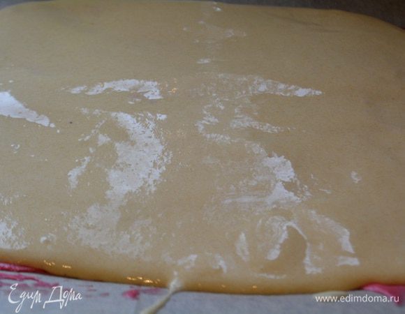 Вылить тесто "Джоконда" на застывшее сигаретное тесто. Запечь 7-8 минут.