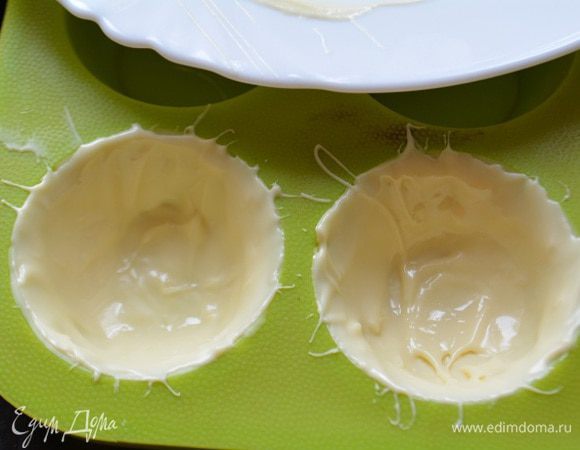 Делаем купола: белый шоколад растопить на водяной бане или в микроволновой печи. Нанести на края и дно формы, убрать в холодильник на 20 минут. Повторить еще раз! Второй раз замораживать надо не менее 1 часа, чтобы шоколад стал совсем твердым и не сломался, когда вы будете его доставать. Наносить несколько слоев еще надо потому, что наливать желе вы будете в жидком виде и чуть теплом, и тонкий слой шоколада может сразу раствориться. Но и не переборщите — в таком случае их очень тяжело будет разрезать.