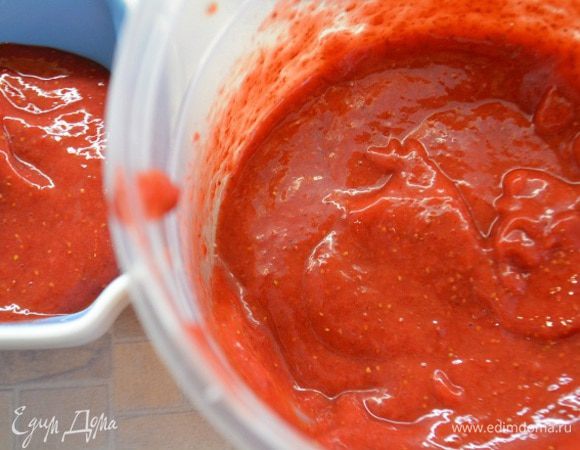 Клубнику пюрируйте в блендере. Если клубника замороженная, предварительно разморозить и слить жидкость. 3 ст.л отложить от общего количества.