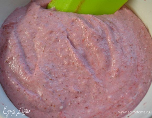 Желатин залить холодной водой и дать ему набухнуть. Половину клубничного пюре подогреть, но не кипятить. Растворить в нем желатин и добавить к остальному  пюре. Добавить рикотту и перемешать до однородности.