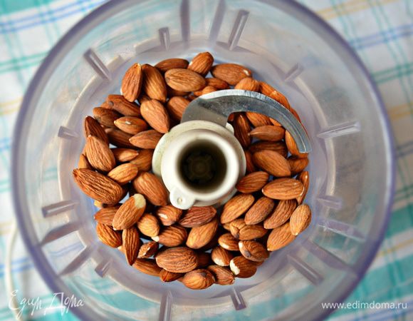 Цельный миндаль размолоть в блендере.
