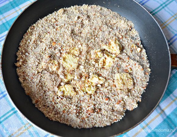 В сковороде растопить сливочное масло, положить размельчённые орехи и немного обжарить.