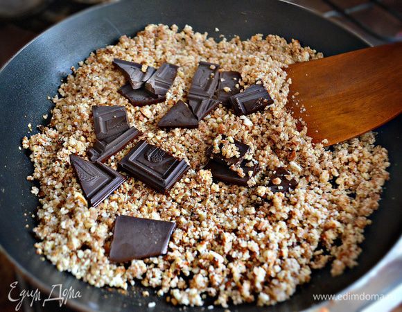Шоколад разломать на кусочки и смешать с горячими орехами, дать растаять. Добавить щепотку соли и 2 ч. л. сахара, перемешать.