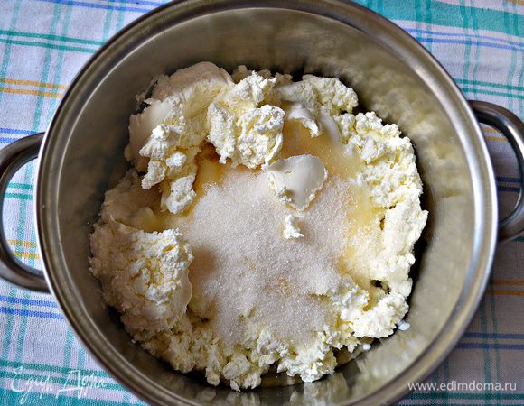 Тем временем приготовить начинку.
Желатин залить 5 ст. л. воды и оставить для набухания. Творог взбить со сметаной, сливочным сыром, ванильным сахаром и 120 г сахара до воздушной однородной консистенции. Набухший желатин растворить на водяной бане и добавить в творожную массу. Тщательно перемешать.