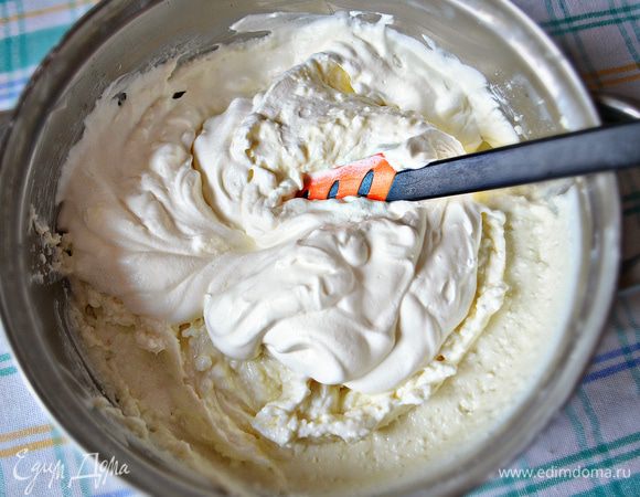 Постепенно и аккуратно добавить в творожную начинку.
Выложить массу на охлаждённый корж и вернуть в холодильник для полного застывания.