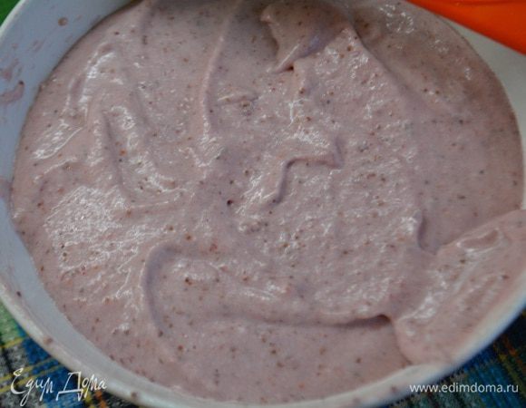 Заполните кастрюлю среднего размера водой и доведите до кипения.
Сверху установите кастрюльку небольшого размера, вылейте в нее белки, соль и сахар. Хорошо мешайте венчиком до тех пор, пока белки не станут горячими на ощупь, а сахар не растворится. Перелить все в миксер и взбить до устойчивых форм пик! Добавить взбитые белки в несколько приемов в клубнично-сырную массу, перемешать снизу вверх, чтобы масса не осела!