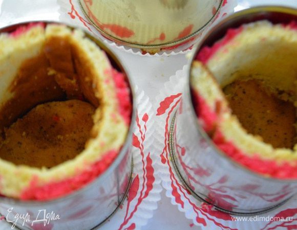 Сборка: отрежьте от бисквита полоску, равную по длине и высоте вашей формы. Из оставшегося бисквита вырежьте дно, чуть меньше диаметра вашей формы. Поставьте аккуратно края и дно будущих пирожных. На дно уложите крем-брюле.