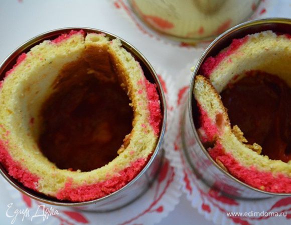 Крем-брюле смажьте отложенным клубничным пюре.