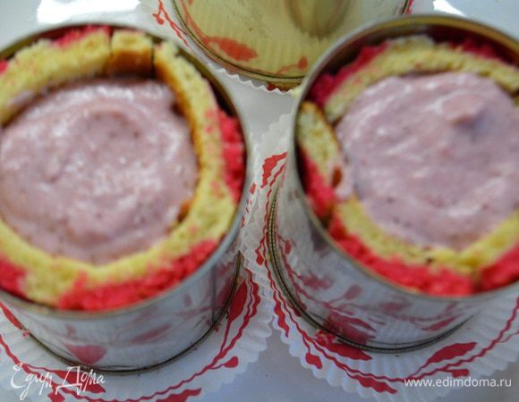 Залейте мусс почти до краев.