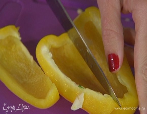 Сладкий перец, удалив плодоножку и семена, нарезать крупными кусками.