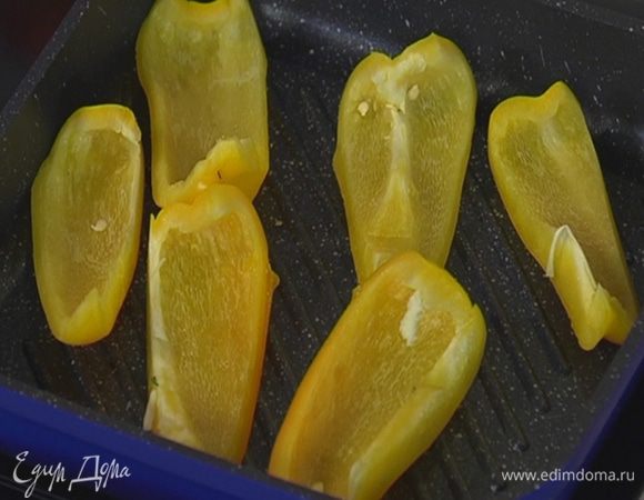 Разогреть сковороду-гриль и выложить сладкий перец.