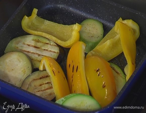 Баклажан и цукини нарезать кружками наискосок, посолить, поперчить, слегка сбрызнуть оливковым маслом и отправить на сковороду к перцу. Обжаривать овощи со всех сторон до появления золотистых полосок.
