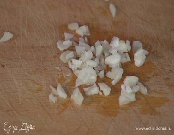 Чеснок почистить и мелко порубить.