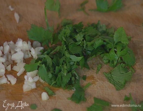 Листья кинзы измельчить.