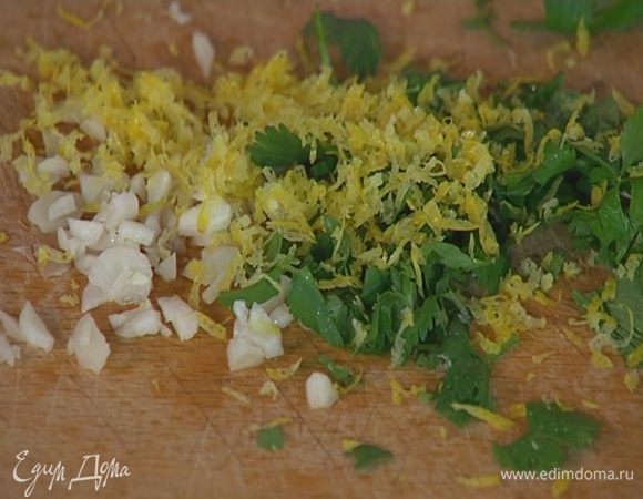 Цедру лимона натереть на мелкой терке.