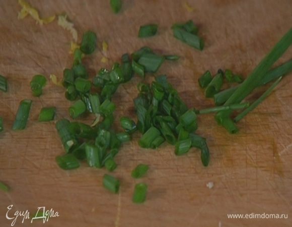 Шнитт-лук мелко порубить.