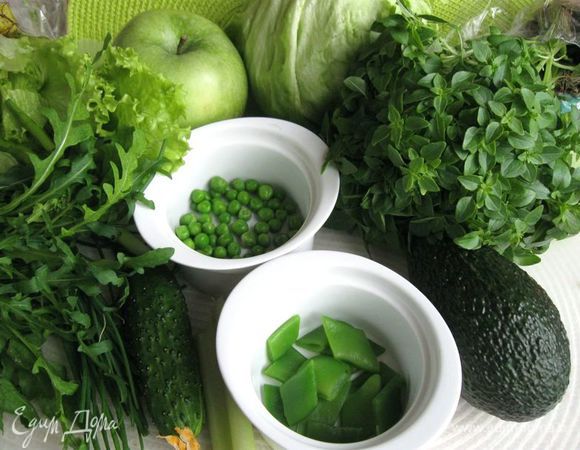 Вымыть овощи и яблоко.  Кабачок, горошек и фасоль в стручках  ошпарить кипятком. 
