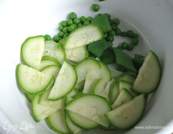 Кабачок нарезать тонкими дольками (молодой кабачок не чистить от шкурки). Смешать с горошком и фасолью в стручках.