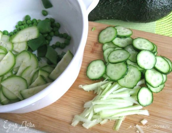 Огурец нарезать кружочками, стебель сельдерея - соломкой. Добавить к овощам.
