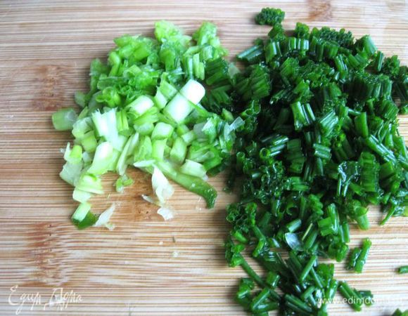  Приготовить соус. Мелко порубить зеленый лук и стебли шнитт-лука.