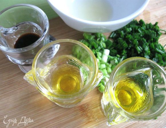 Cмешать лук с соевым соусом, маслом, соком лайма, медом, перцем  и солью. 