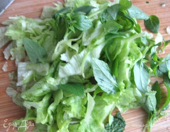 Айсберг, латук и базилик ( 1- 2 небольшие веточки) порезать  или порвать  руками.