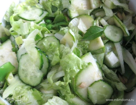 Яблоко и авокадо нарезать кубиками, сбрызнуть соком лайма. Смешать  с овощами и миксом из листьев салата и базилика. Вместо базилика можно использовать руколу. 