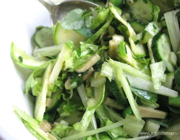 Заправить  соусом, перемешать. 