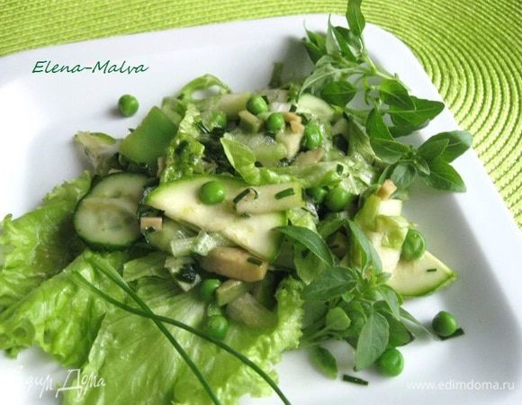 Выложить на тарелку на листочки латука, украсить веточкой базилика. Подавать сразу после приготовления.
Приятного аппетита!