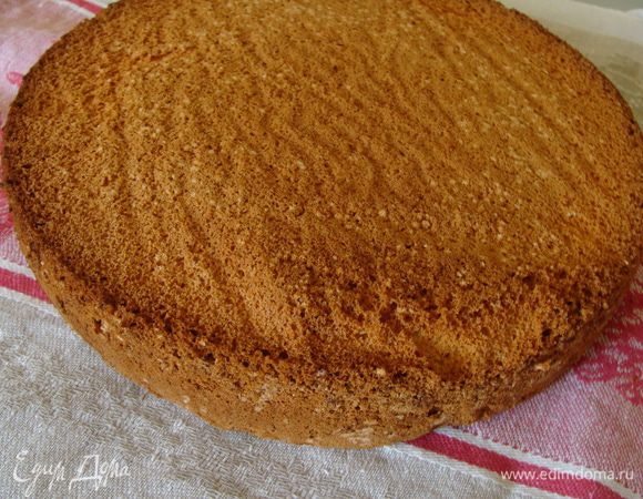 Испечем молочный бисквит. Желтки отделяем от белков. Добавляем в желтки молоко, половину сахара, взбиваем миксером. В отдельной посуде отмерять муку и крахмал. Добавляем часть мучной смеси, перемешиваем. Взбиваем белки с оставшимся сахаром до устойчивых пик. Добавляем частями желтковую смесь попеременно с мукой, перемешивая лопаткой. 
В разъемную форму (24 см), застеленную бумагой, выливаем тесто, ставим в разогретую духовку до 180 гр. Выпекаем бисквит около 45-50 минут.