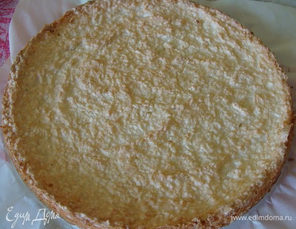 Испечем кокосовый корж. Белки отделим от желтков. Желтки пригодятся для пудингового крема. Белки взбить с сахаром до устойчивых пик. Стружку перемешать с крахмалом. Аккуратно вмешать взбитые белки. Вылить тесто в форму, застеленную пергаментом. Выпекать при температуре 180 гр. в разогретой заранее духовке около 15-20 минут.