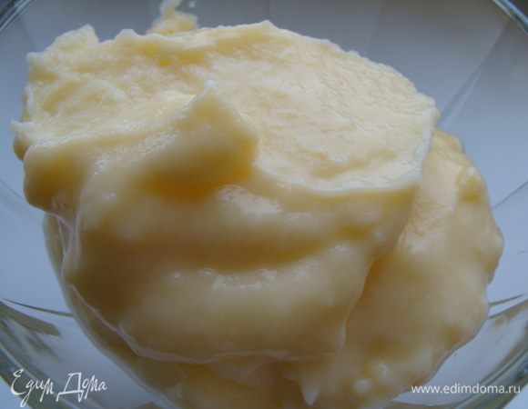 Приготовим крем. Молоко нагреть. Желтки перемешать с сахаром. Добавить 2 ст.л крахмала. Перемешать. Влить нагретое молоко (100 мл), перемешать. Вылить желтковую смесь в горячее молоко, помешивая венчиком. Нагревать и мешать до загустения. Добавить ванилин. Остудить до комнатной температуры.