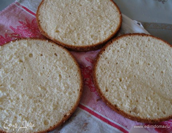 Разрежем бисквит на две части. Я разрезала на три, чтобы коржи были тоньше.