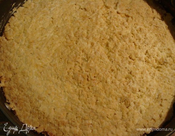 Уложим бисквит в разъемную форму. Намажем пудинговым кремом. Сверху положим кокосовый корж. Затем вафельный корж измельчим, добавим чуть меньше половины обжаренного очищенного миндаля, добавим половину оставшегося заварного крема. Если хотите, чтобы вафли хрустели, то можно крем не добавлять. Выложить сверху кокосового коржа.