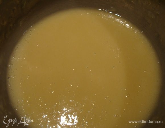 Сливки (100 мл) нагреть, добавить поломанный шоколад, растопить на медленном огне. Остудить до комнатной температуры. Желатин замочить. Затем распустить в микроволновке, осторожно, чтобы не перегреть. Добавить в сливочно-шоколадную смесь.