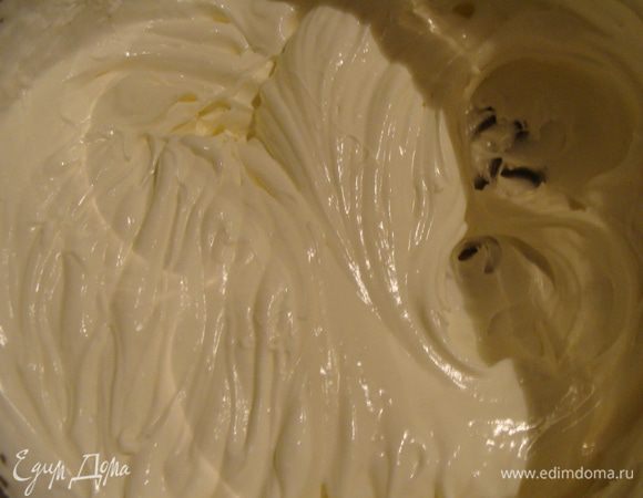 Венчик и посуду охладить в морозилке. Охлажденные до 4 гр. оставшиеся (200 мл) сливки вылить в холодную посуду, взбить сливки до мягких пиков.