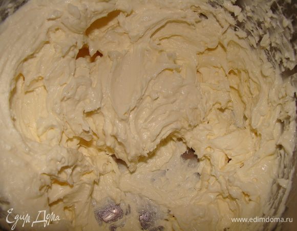 Маскарпоне взбить с сахарной пудрой.